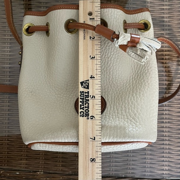 Vintage Dooney & Bourke Cream Brown Pebbled Leather Bucket Bag - Picture 9 of 11